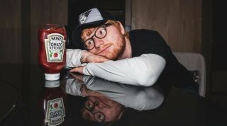 Heinz Tomato Edchup - Ed Sheeran X Heinz Ketchup Limited 32oz Sheerios In Hand