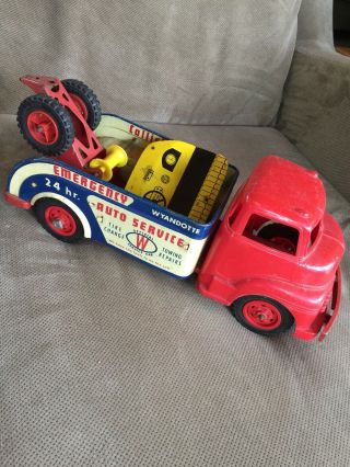 1953 - 54 Wyandotte Moto Fix Tow Truck Wrecker Emergency Auto Service Tin Litho