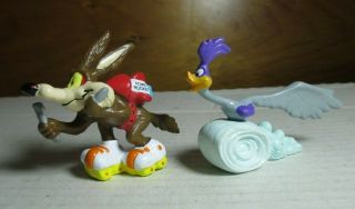 1988 Looney Tunes 2 " Wile E Coyote Skating Roadrunner Running Pvc Figure Set Wb