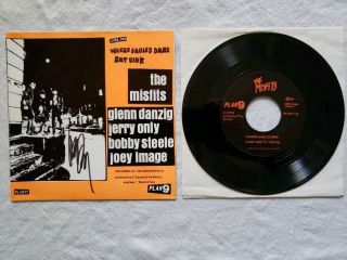 Misfits Night Of The Living Dead 7” Vinyl 1st Press Signed by Glenn Danzig 9