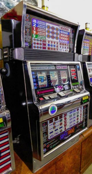 IGT S - 2000 REEL SLOT MACHINE: LUCKY 2x3x4x5x TIMES PAY 2