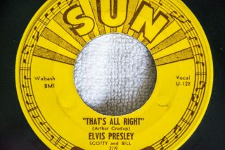 ELVIS PRESLEY SUN 209 45 That ' s All Right / Blue Moon of Kentucky w/Push Marks 2