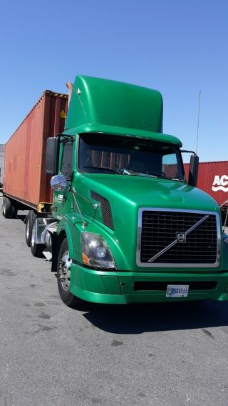 green 2010 tractor truck with 600,  000 miles 4