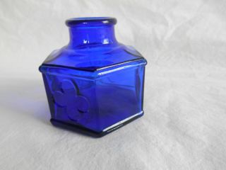 1920s CARTER ' S LITTLE COBALT BLUE G 104 INK BOTTLE w/ CLOVERLEAFS 2
