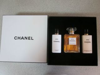Chanel No 5 Gift Box Of 3.  4 Fl Oz Of Eau De Parfum,  Bath Gel,  Body Lotion