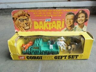 1967 Corgi Daktari Gift Set 7 W Land Rover Figures Animals Display Box As Found