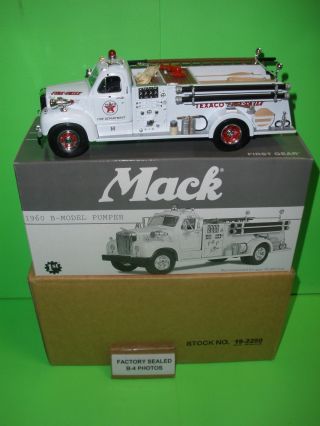 Texaco 1st First Gear 19 - 2250 Fire Chief 1960 Mack B - Model Pumper Firetruck 1:34