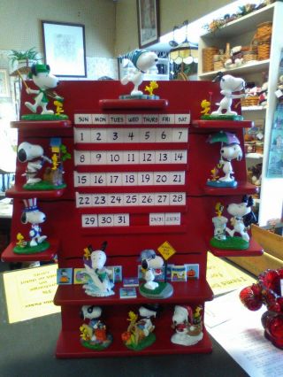 The Danbury Peanuts The Snoopy Perpetual Calendar & 12 Figurines Complete