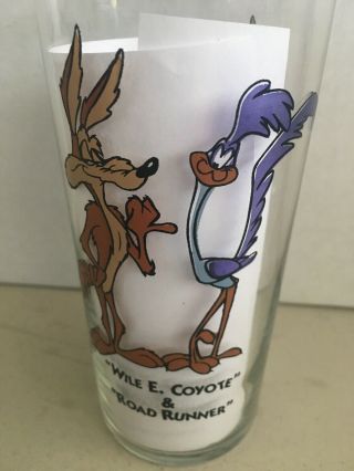 WB WARNER BROTHERS - LOONEY TUNES WILE E COYOTE & ROAD RUNNER GLASS 1994 6” 2