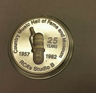 Country Music Hof & Museum Rca Studio B Commemorative Coin In Plastic Case