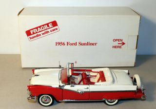 Dte 1:24 Danbury Red/white 1956 Ford Sunliner Niob