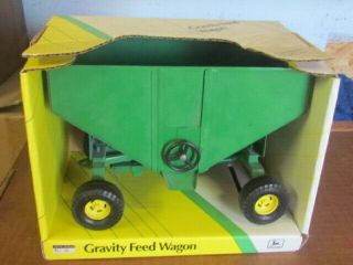 John Deere Gravity Feed Wagon 1/16th With Box