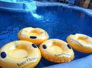 Authentic Veuve Clicquot Vcp Signature Yellow Champagne Pool Float Ultra Rare