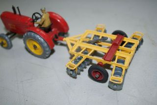 DINKY 27A,  MASSEY - HARRIS TRACTOR 1948 - 54 with harvester 5
