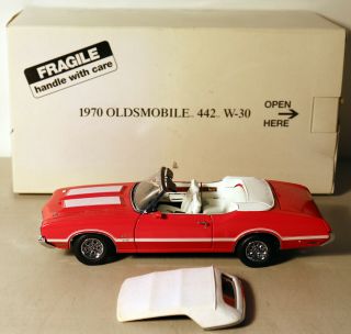Dte 1:24 Danbury Red/white 1970 Oldsmobile 442 W - 30 Convertible Niob