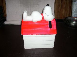Snoopy Doghouse Cookie Jar By Benjamin Medwin Inc.