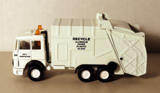 Dte Macau Matchbox Superkings Sk - 133 White Recycle Iveco Refuse Truck