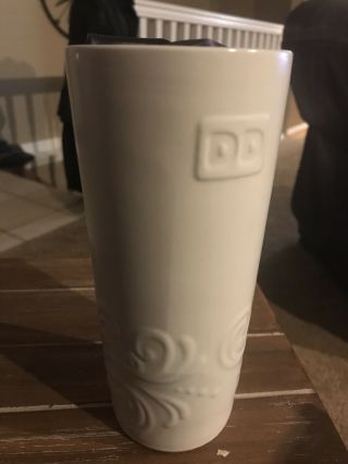 Dunkin Donuts " Dd " Tall White Ceramic Floral Travel Mug W/lid 16 Oz