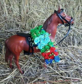 Breyer race horse Man O War with race saddle set roses.  retired 2