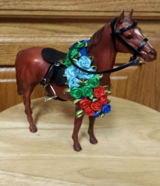 Breyer race horse Man O War with race saddle set roses.  retired 3