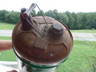 ANTIQUE VINTAGE 5 GAL QUAKER STATE OIL CAN WITH WOODEN BAIL HANDLER 2