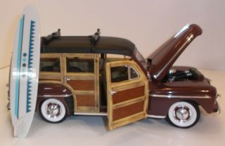 Signature 1948 Ford Woody Wagon Die - Cast 1:18 Real Wood Siding