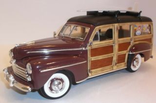 SIGNATURE 1948 Ford Woody Wagon Die - Cast 1:18 Real Wood Siding 2