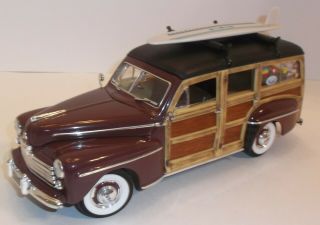 SIGNATURE 1948 Ford Woody Wagon Die - Cast 1:18 Real Wood Siding 3