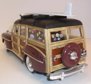 SIGNATURE 1948 Ford Woody Wagon Die - Cast 1:18 Real Wood Siding 4