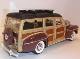 SIGNATURE 1948 Ford Woody Wagon Die - Cast 1:18 Real Wood Siding 5