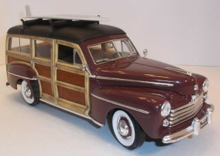 SIGNATURE 1948 Ford Woody Wagon Die - Cast 1:18 Real Wood Siding 7