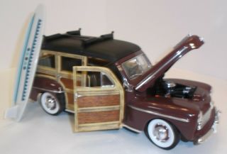 SIGNATURE 1948 Ford Woody Wagon Die - Cast 1:18 Real Wood Siding 8