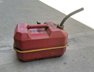 Vintage Blitz Usmc 2.  5 Gallon / 9.  5 Liters Red Metal Gas Can,  Spout