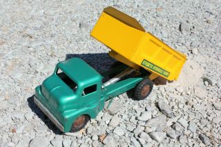Structo Hydraulic Dump Truck,  1950s,  Green and Yellow pressed metal 3