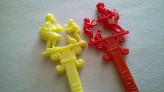 2 Howard Johnson Swizzle Sticks Drink Stirrers Red & Yellow Plastic 6 Inches 2