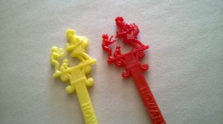 2 Howard Johnson Swizzle Sticks Drink Stirrers Red & Yellow Plastic 6 Inches 3