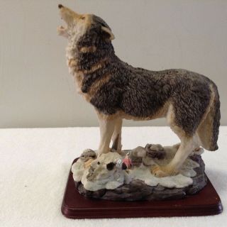 11 " Inch Tall 9 " Length 5 " Wide Wolf In Snow Nature Wildlife Animal Statue