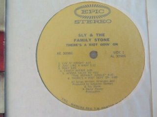 SLY & THE FAMILY STONE THERE ' S A RIOT GOIN ' ON - U.  S EPIC LP ALBUM - 1971 2