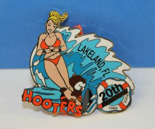 Hooters Sexy Blonde Girl Skiing 20th Anniversary Lakeland Flordia Fl Lapel Pin