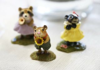 Retired Wee Forest Folk FB - 3 - Flower Skunk Miniature Figurine 2