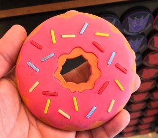Universal Studios Exclusive The Simpsons Sprinkled Donut Magnet