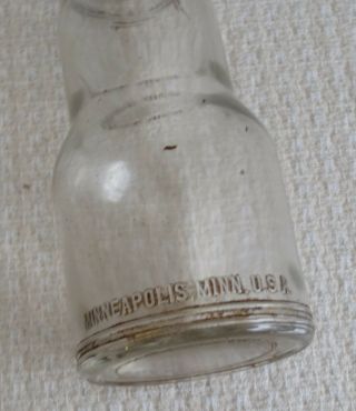 Vintage Embossed Marquette Mfg Motor Oil Vintage Glass Quart Bottle w Spout 2