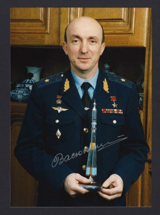 Vladamir Vasyutin Deceased Cosmonaut Hand Signed 6x8 Color Photo