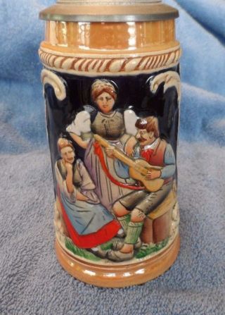 German 1/4l 5.  25 " Beer Stein With Lid,  2 Ladies And Man Playing Guitar On Front