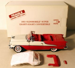 Dte 1:24 Danbury Red/white 1955 Oldsmobile Eighty - Eight Convertible
