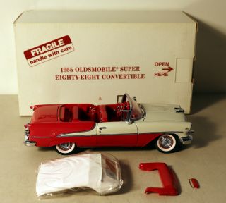 DTE 1:24 DANBURY RED/WHITE 1955 OLDSMOBILE EIGHTY - EIGHT CONVERTIBLE 2