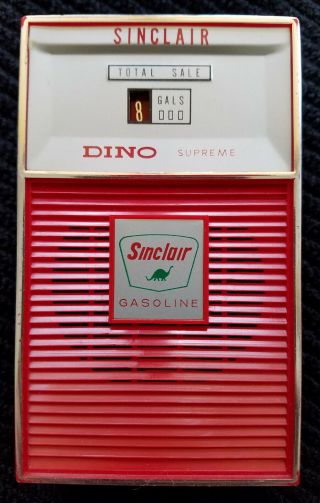 1966 DINO SINCLAIR GAS PUMP TRANSISTOR RADIO & EARPLUGS 2