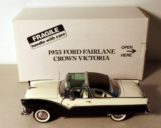 Dte 1:24 Danbury Black/white 1955 Ford Fairlane Crown Victoria Niob