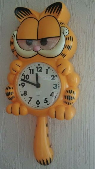 Vintage 1981 Garfield Wall Clock With Tail - - Ex.  Cond.
