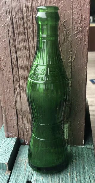 Vintage Vess Soda Bottle Dry 6.  5 Oz Green Hobbleskirt